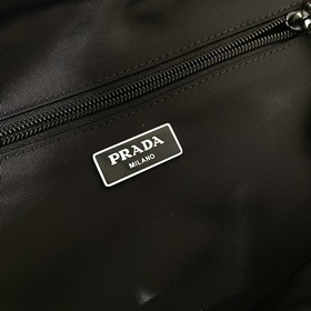 Prada Новый рюкзак Модель： 2VZ085 Этот рюкзак изготовлен из импо