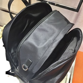 Prada Модель： 2VZ048 Рюкзак Этот рюкзак с отделкой из импортной к