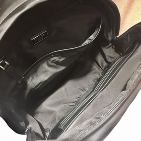 Prada Модель： 2VZ048 Рюкзак Этот рюкзак с отделкой из импортной к