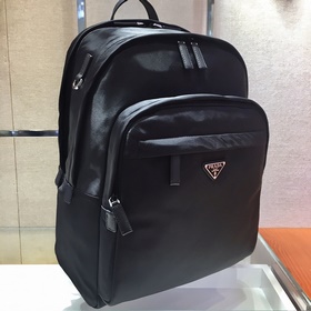 Prada Модель： 2VZ048 Рюкзак Этот рюкзак с отделкой из импортной к