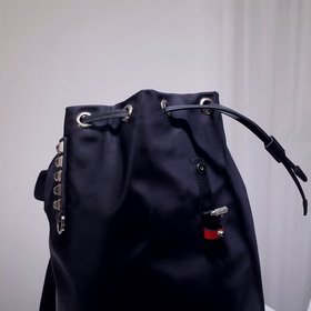 Новый рюкзак Prada с заклепками Одиночная кожаная ручка, регулиру
