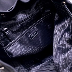 Новый рюкзак Prada с заклепками Одиночная кожаная ручка, регулиру