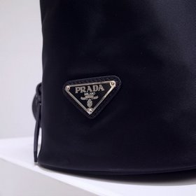 Новый рюкзак Prada с заклепками Одиночная кожаная ручка, регулиру