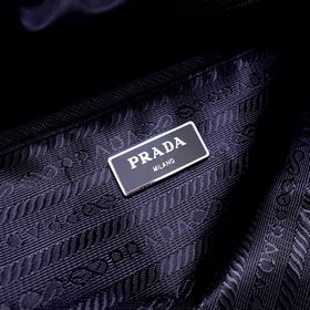 Prada Новый рюкзак с заклепками Одиночная кожаная ручка, регули