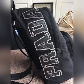 Новый рюкзак Prada Модель： 2VG066 Серебристые буквы Изготовлен и