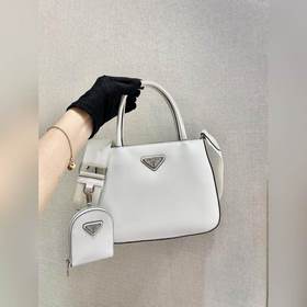 Prada Новая модель с глянцевой поверхностью Модель №： 1BA320 Сум