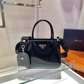 Prada Новая модель с глянцевой поверхностью Модель №： 1BA320 Сум