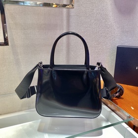 Prada Новая модель с глянцевой поверхностью Модель №： 1BA320 Сум