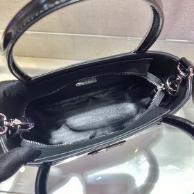 Prada Новая модель с глянцевой поверхностью Модель №： 1BA320 Сум