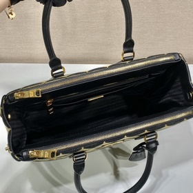 Prada Сумка из вышитого материала Артикул： 1BA274 Сумка «Killer»