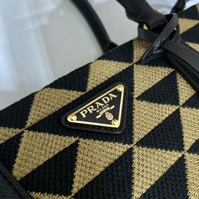 Prada Сумка из вышитого материала Артикул： 1BA274 Сумка «Killer»