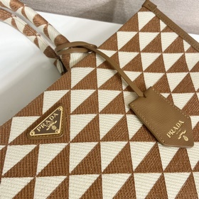 Prada Сумка из ткани с вышивкой Артикул： 1BA356 Большой размер Б