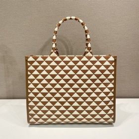 Prada Сумка из ткани с вышивкой Артикул： 1BA356 Большой размер Б