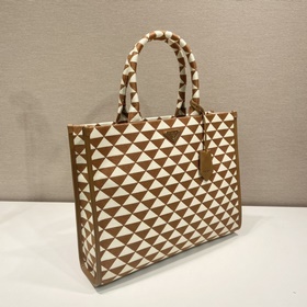 Prada Сумка из ткани с вышивкой Артикул： 1BA356 Большой размер Б