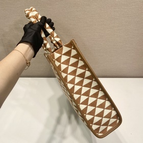 Prada Сумка из ткани с вышивкой Артикул： 1BA356 Большой размер Б