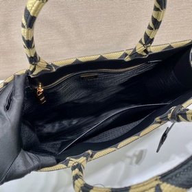 Prada Сумка из ткани с вышивкой Артикул： 1BA356 Большой размер Б