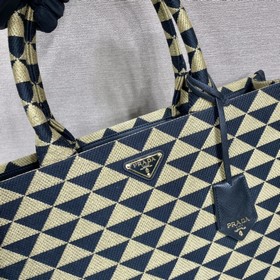 Prada Сумка из ткани с вышивкой Артикул： 1BA356 Большой размер Б