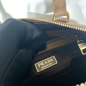 Prada Вышитая ткань Модель： 1BA846 Подушка Эта сумка-подушка с в