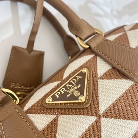 Prada Вышитая ткань Модель： 1BA846 Подушка Эта сумка-подушка с в