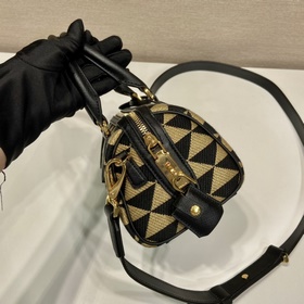 Prada Вышитая ткань Модель： 1BA846 Подушка Эта сумка-подушка с в