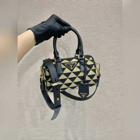 Prada Вышитая ткань Модель： 1BA846 Подушка Эта сумка-подушка с в