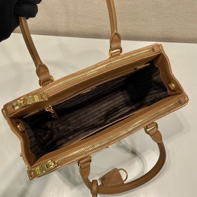 Prada Сумка из ткани с вышивкой Артикул： 1BA863 Маленькая сумка-