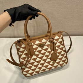 Prada Сумка из ткани с вышивкой Артикул： 1BA863 Маленькая сумка-