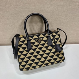 Prada Сумка из вышитого материала Артикул： 1BA863 Сумка «Killer»