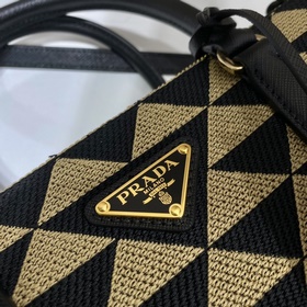 Prada Сумка из вышитого материала Артикул： 1BA863 Сумка «Killer»
