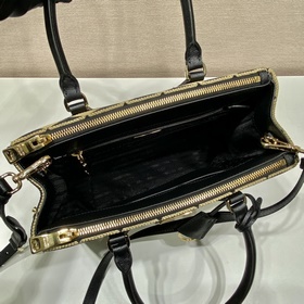 Prada Сумка из вышитого материала Артикул： 1BA863 Сумка «Killer»
