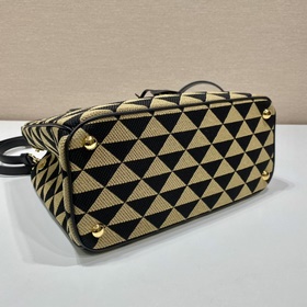 Prada Сумка из вышитого материала Артикул： 1BA863 Сумка «Killer»