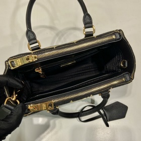Prada Сумка из ткани с вышивкой Артикул： 1BA906 Мини-сумка Kille