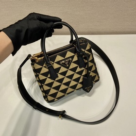 Prada Сумка из ткани с вышивкой Артикул： 1BA906 Мини-сумка Kille