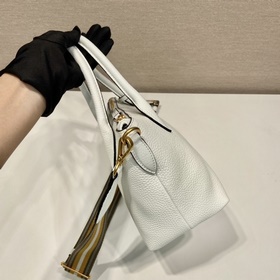 Prada Новая модель с двумя ремнями Модель： 1BA111 Двойные ремни 