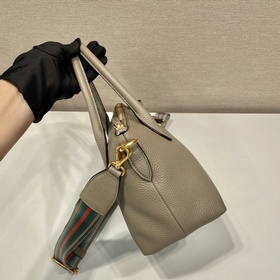 Prada Новая модель с двумя ремнями Модель： 1BA111 Двойные ремни 