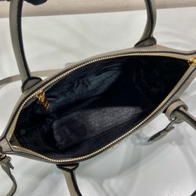 Prada Новая модель с двумя ремнями Модель： 1BA111 Двойные ремни 