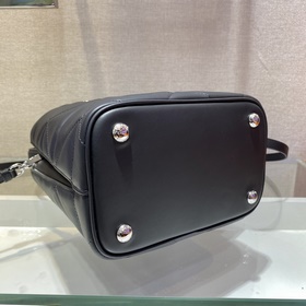 Prada Новая женская сумка Модель： 1BA3 Эта сумка изготовлена из 
