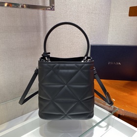 Prada Новая женская сумка Модель： 1BA3 Эта сумка изготовлена из 