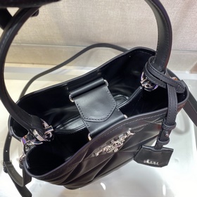 Prada Новая женская сумка Модель： 1BA3 Эта сумка изготовлена из 