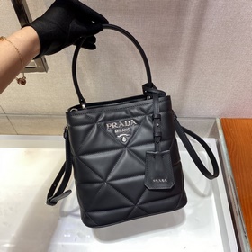 Prada Новая женская сумка Модель： 1BA3 Эта сумка изготовлена из 