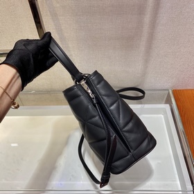 Prada Новая женская сумка Модель： 1BA3 Эта сумка изготовлена из 