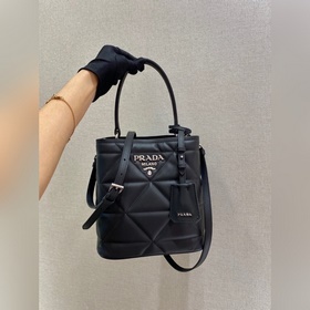 Prada Новая женская сумка Модель： 1BA3 Эта сумка изготовлена из 
