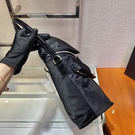 Prada сумка Модель： 1BC160 Эта сумка из нейлона в стиле минимал