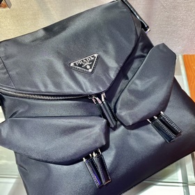 Prada сумка Модель： 1BC160 Эта сумка из нейлона в стиле минимал