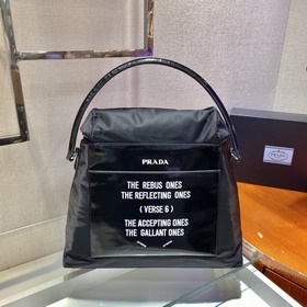Prada сумка Модель： 1BC160 Эта сумка из нейлона в стиле минимал