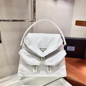 Сумка Prada Артикул： 1BC160 Этот минималистичный нейлоновый чемо