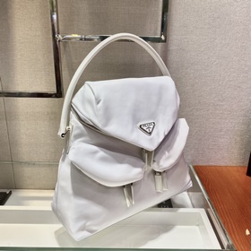 Сумка Prada Артикул： 1BC160 Этот минималистичный нейлоновый чемо