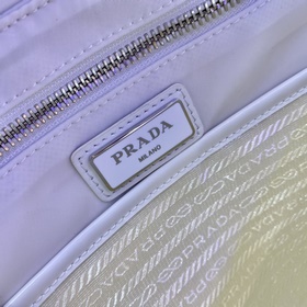 Сумка Prada Артикул： 1BC160 Этот минималистичный нейлоновый чемо