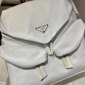 Сумка Prada Артикул： 1BC160 Этот минималистичный нейлоновый чемо