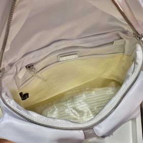 Сумка Prada Артикул： 1BC160 Этот минималистичный нейлоновый чемо